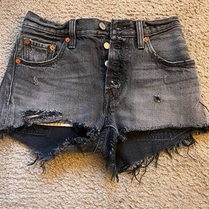 black distressed levi denim shorts !!
